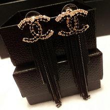 欧美流苏字母耳环图片,时尚字母艺术的耳畔演绎