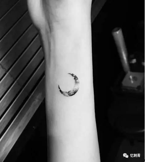 欧美简单小型纹身图片,欧美简约小清新纹身图案精选